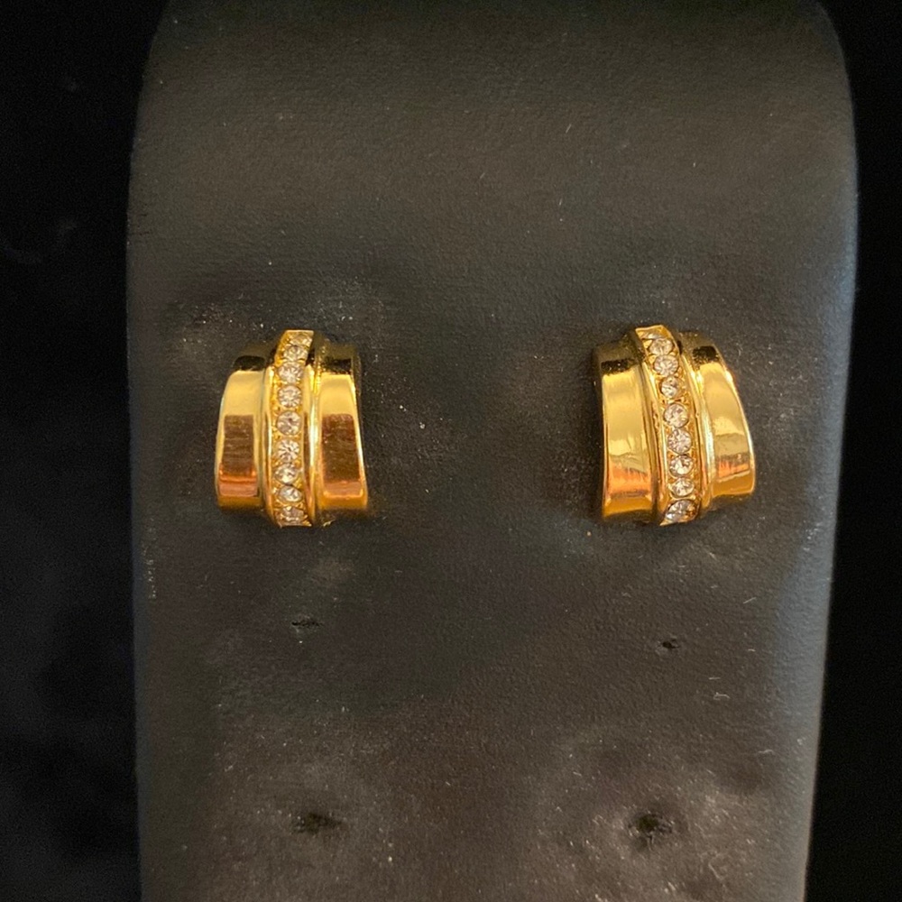 WOMAN’S EARRINGS